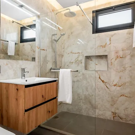 Luxury Seafront Escape Ii Apartmán